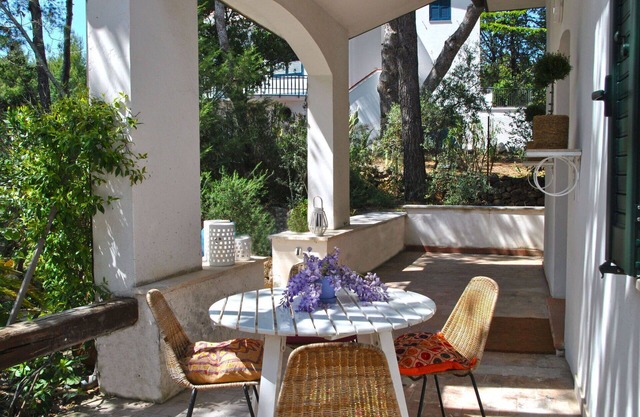 Beautiful private villa for 6 people with WIFI, patio, pets allowed and parking