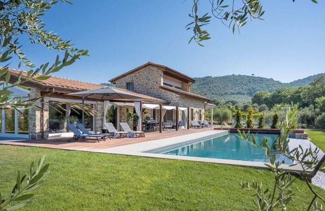 Beautiful private villa for 6 guests with sauna, A/C, private pool, TV and patio, close to Cortona