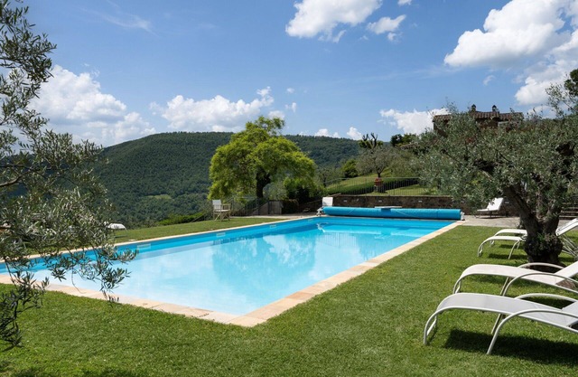 Beautiful private villa with private pool, A/C, hot tub, WIFI, TV, terrace, parking, close to Arezzo