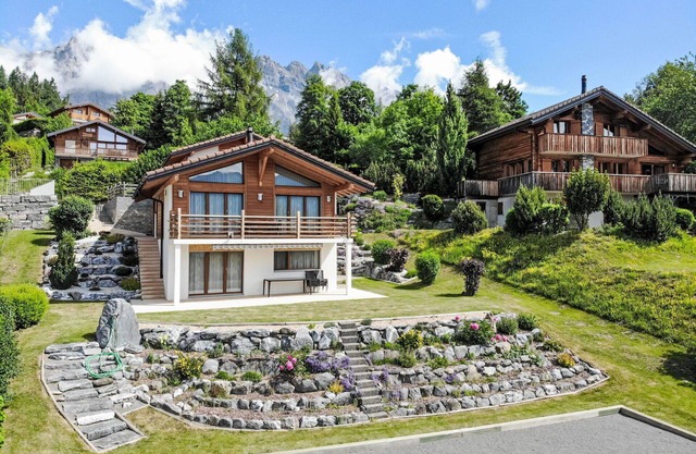 Beautiful private villa for 10 people with WIFI, TV, terrace, pets allowed and panoramic view