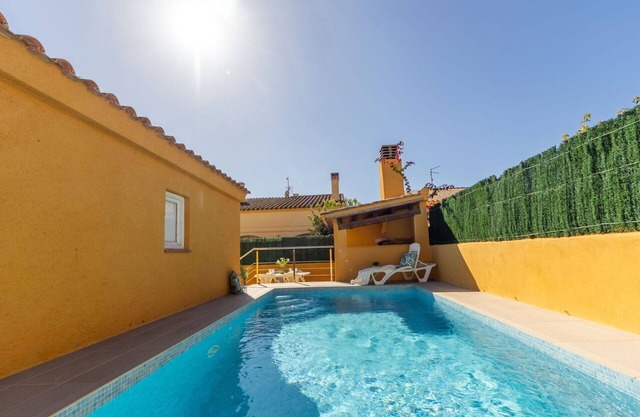 Beautiful private villa with private pool, WIFI, A/C, TV, patio, pets allowed and parking
