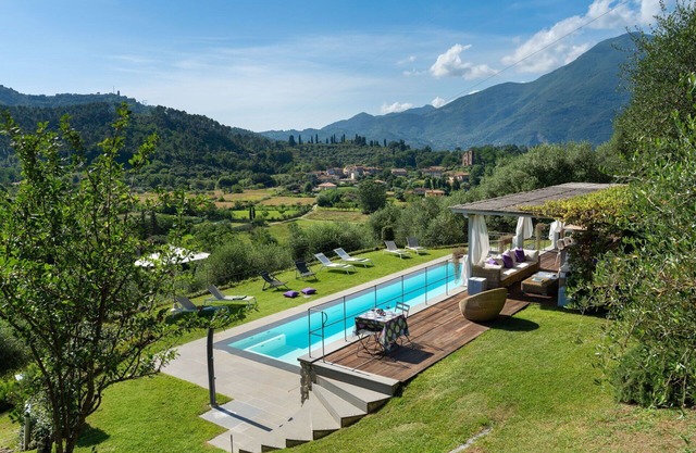 Beautiful private villa with WIFI, sauna, private pool, hot tub, A/C, TV, patio, close to Viareggio