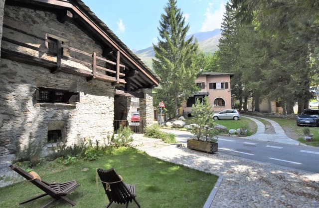 Beautiful private villa for 8 guests with WIFI, hot tub, TV, terrace, pets allowed and parking
