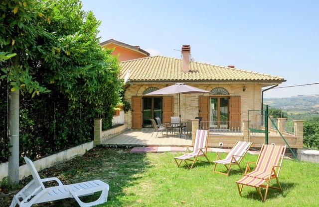 Beautiful private villa for 4 people with WIFI, TV, terrace, pets allowed and parking