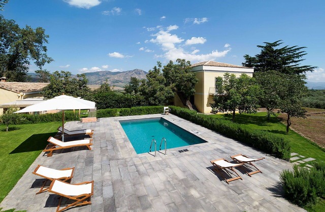 Beautiful private villa for 10 guests with private pool, WIFI, TV, terrace and pets allowed