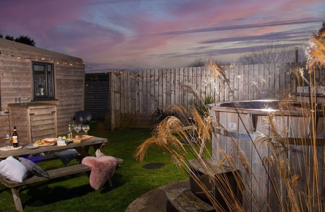 Beautiful private villa for 3 people with WIFI, hot tub, TV, pets allowed and panoramic view