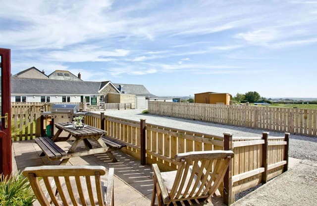 Beautiful private villa for 8 guests with WIFI, hot tub, TV, patio, pets allowed and parking