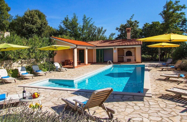 Beautiful private villa for 8 guests with A/C, pool, WIFI, TV, terrace and parking