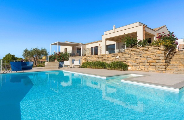 Beautiful private villa with A/C, WIFI, private pool, TV, terrace, panoramic view and parking