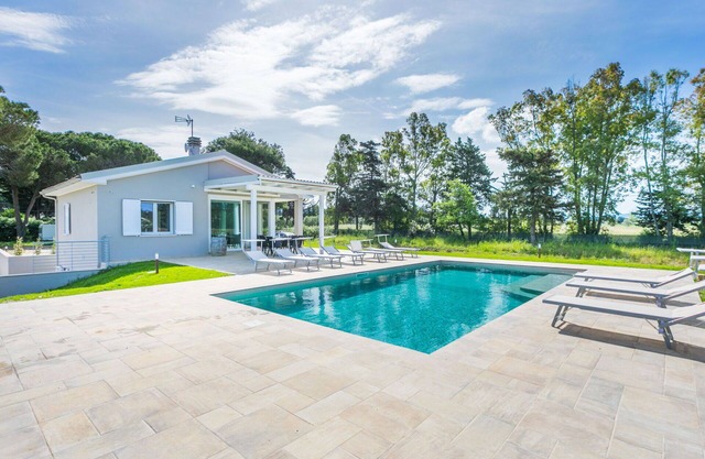 Beautiful private villa for 8 guests with WIFI, private pool, A/C, TV, terrace and pets allowed