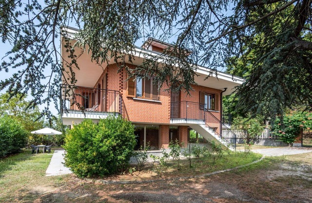 Beautiful private villa for 8 people with WIFI, TV, balcony and pets allowed