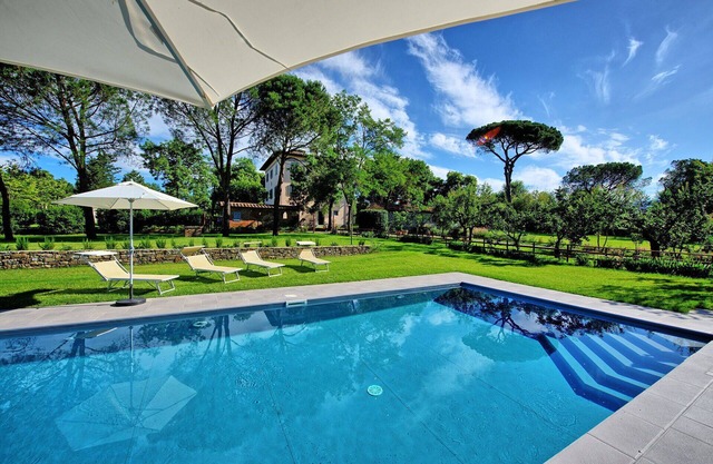 Beautiful private villa with A/C, private pool, WIFI, TV and panoramic view, close to Arezzo