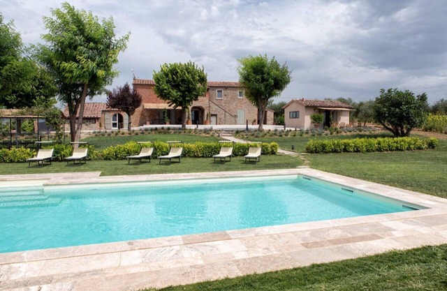 Beautiful private villa for 10 guests with private pool, WIFI, A/C and TV, close to Cortona