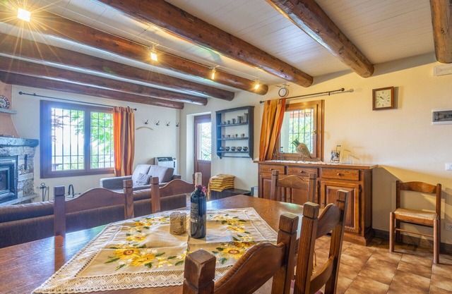 Beautiful private villa for 6 guests with WIFI, TV, patio and pets allowed