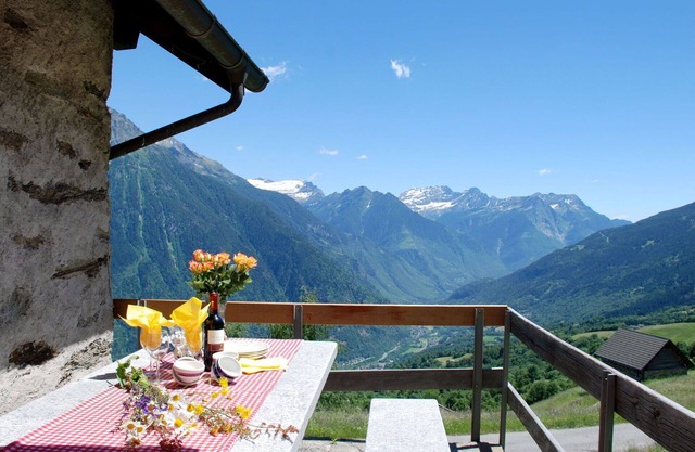 Beautiful private villa for 4 people with TV, terrace, pets allowed and panoramic view