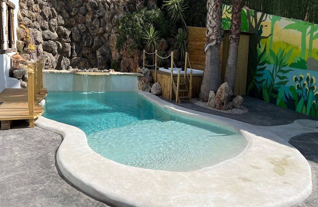 Beautiful private villa for 4 guests with hot tub, private pool, A/C, WIFI