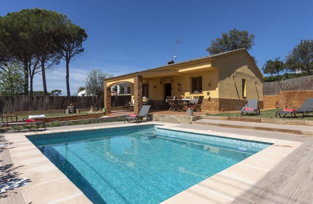 Beautiful private villa for 6 guests with WIFI, private pool, TV, balcony, pets allowed and park.