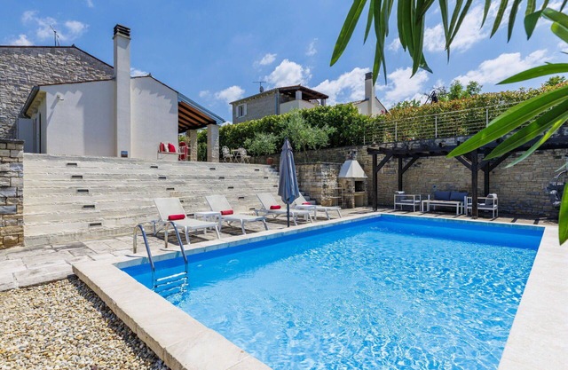 Beautiful private villa for 5 guests with private pool, WIFI, A/C, TV, patio and parking