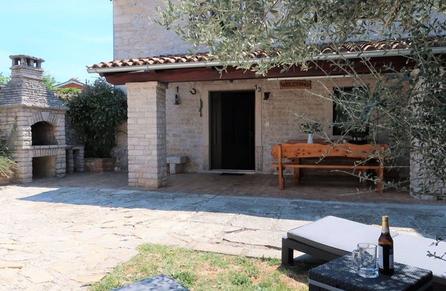 Beautiful private villa for 4 guests with WIFI, A/C, TV, terrace, pets allowed and parking