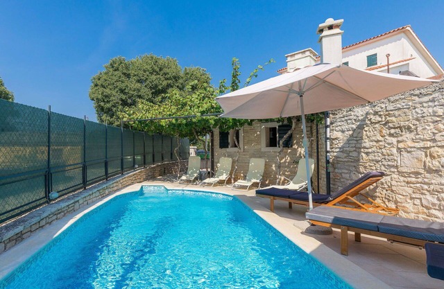 Beautiful private villa with WIFI, private pool, A/C, TV, terrace, pets allowed and parking