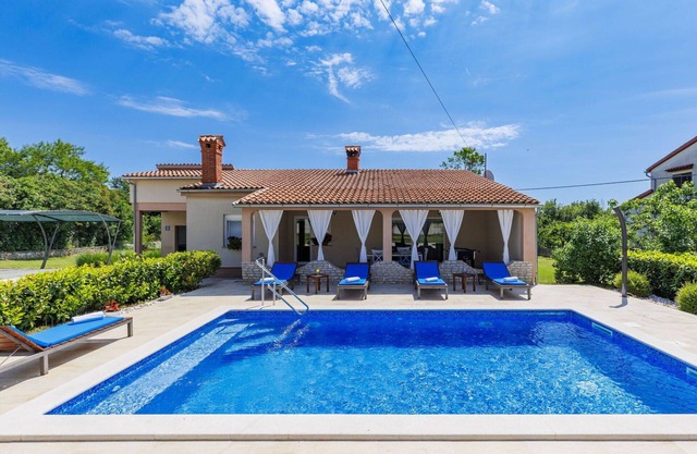 Beautiful private villa for 6 people with WIFI, private pool, A/C, TV, terrace and parking