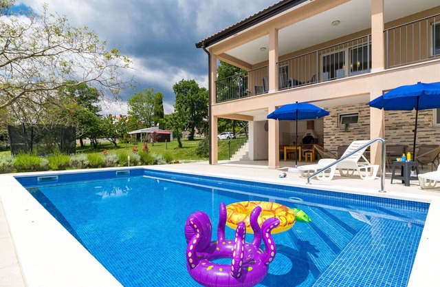 Beautiful private villa for 6 people with A/C, WIFI, private pool, TV, terrace and parking