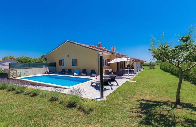 Beautiful private villa for 10 people with private pool, A/C, WIFI, TV, terrace and parking