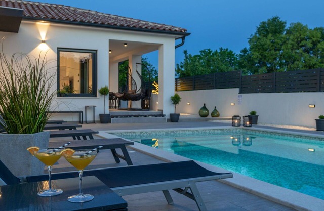 Beautiful private villa for 6 people with A/C, WIFI, private pool, TV, terrace and parking