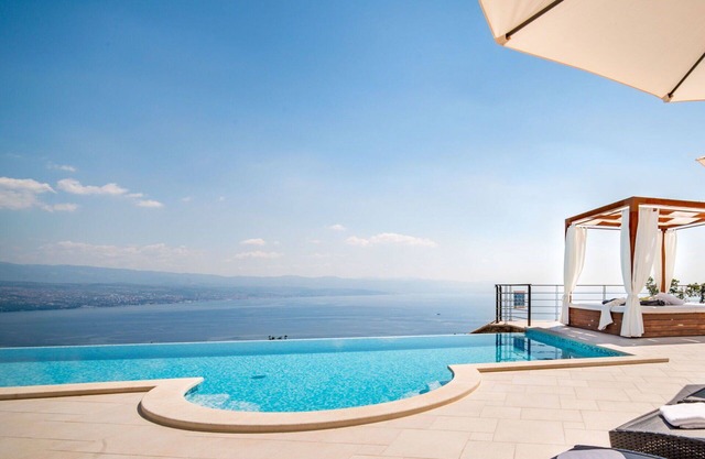 Beautiful private villa for 8 people with private pool, WIFI, A/C, TV, terrace and parking