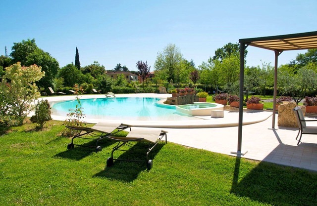 Beautiful private villa for 4 people with WIFI, A/C, pool, TV, terrace and parking