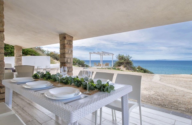 Beautiful private villa for 6 people with WIFI, A/C, TV and patio