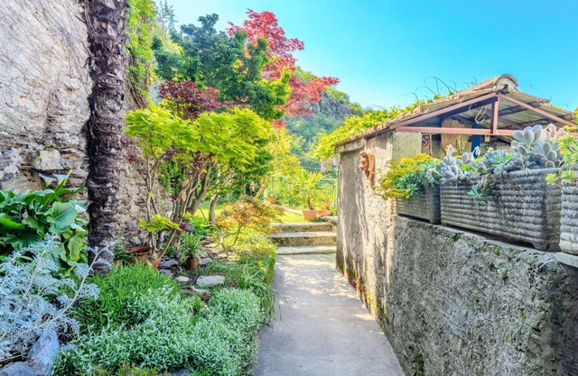 Beautiful private villa for 8 people with WIFI, TV, patio, pets allowed and panoramic view