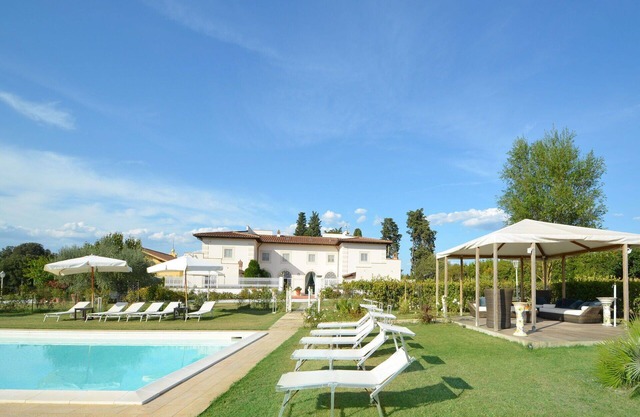 Beautiful private villa with hot tub, A/C, WIFI, private pool, TV and parking, close to Florence
