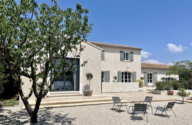 Beautiful Provencal country house, between Arles and Alpilles, sleeps 6-7