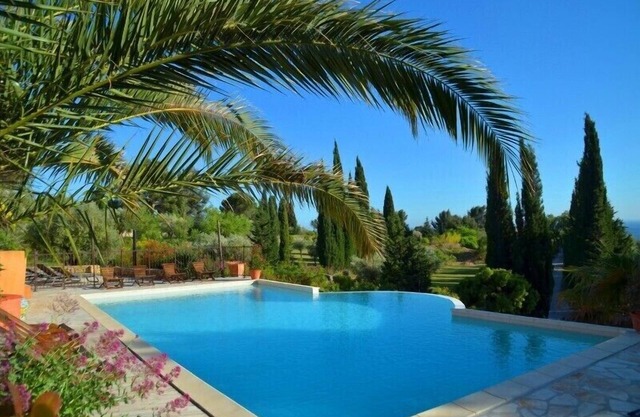 Beautiful Provencal house, 100m². Magnificent sea view, Swimming pool, Spa, Golf