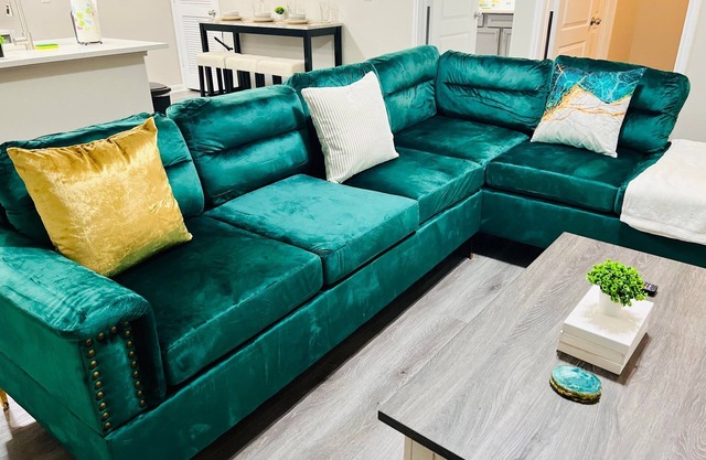 Beautiful Queen Unit- Houston Suburbs