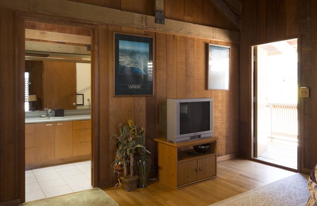 Beautiful redwood master bedroom suite apartment , Quiet, Close to everything