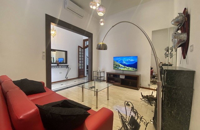 Beautiful Remodeled French Home Premium Kitchen 3 Bdrm @ Residential Center Area