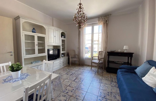 BEAUTIFUL renovated apartment ,NEXT TO THE BEACH ! AIR-C, FREE PARKING!