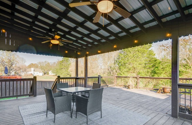 Beautiful renovated home with large deck - close to Nashville!