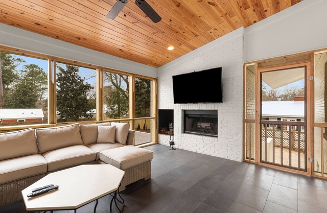 Beautiful Renovated House - Walking Distance to AU Stadium - Historic Auburn