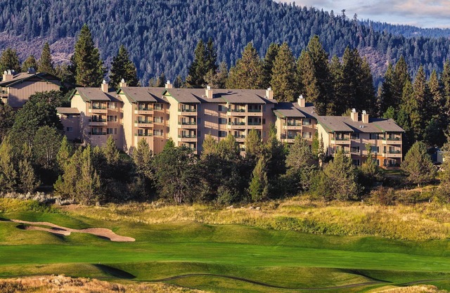 Beautiful resort in the heart of it all !