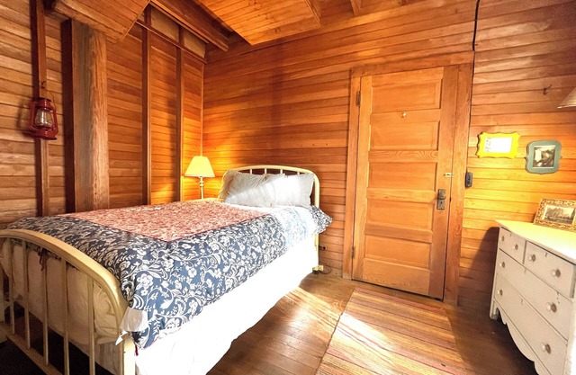 Beautiful Roaring Brook Cottage in Harbor Springs, MI with private beach access