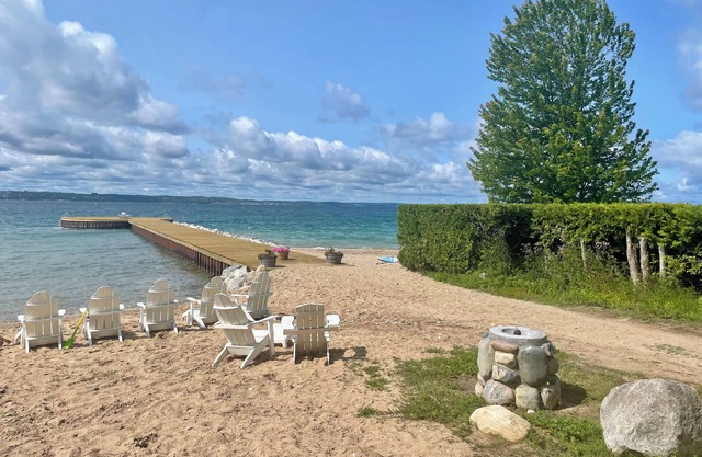 Beautiful Roaring Brook Cottage in Harbor Springs with beach access