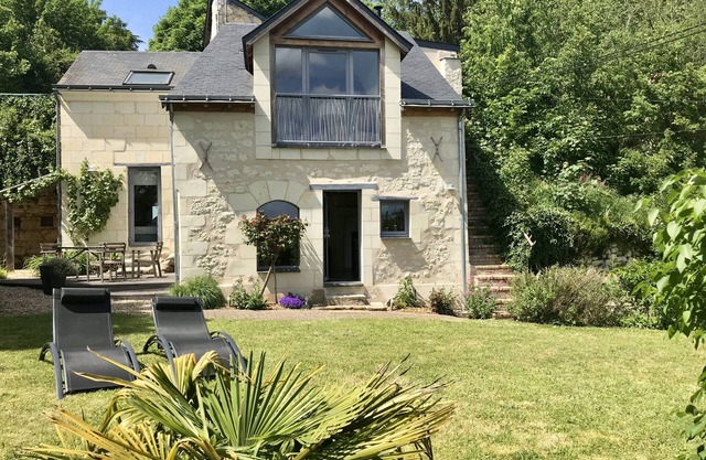 Beautiful stone house with a view of the Loire Valley, quiet, central location, Saumur