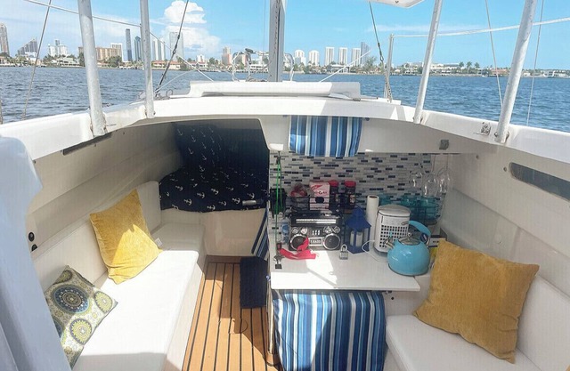 Beautiful sailboat with free parking