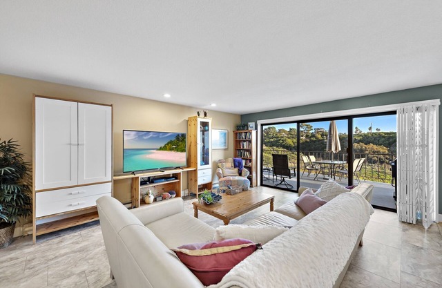 Beautiful San Clemente Beach Condo, Walking to the Sand