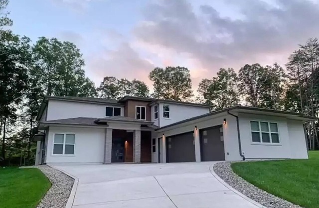 Beautiful Scenic Mountain large room with Bluff, Creeks and Waterfall.