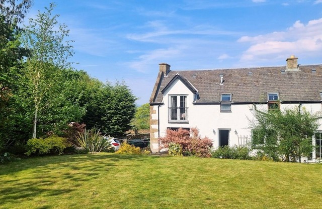 Beautiful Scottish country garden cottage near Edinburgh with countryside views