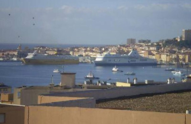 Beautiful sea view apartment, in residence, ideal for couple with or without children